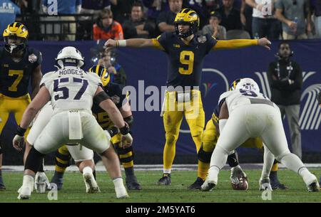 Glendale, Usa. 31. Dezember 2022. Michigan Quarterback J.J. McCarthy signalisiert tief in seinem eigenen Territorium im vierten Quartal beim CFP-Halbfinale VRBO Fiesta Bowl im State Farm Stadium in Glendale, Arizona, am Samstag, den 31. Dezember 2022, gegen die TCU-Verteidigung. Foto von Bob Strong/UPI Credit: UPI/Alamy Live News Stockfoto