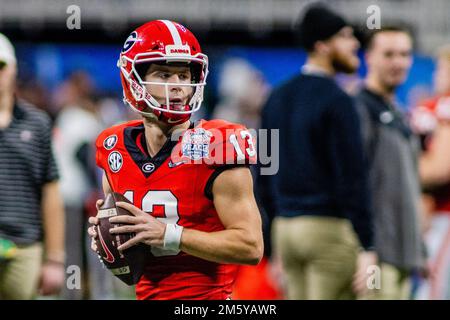Atlanta, GA, USA. 31. Dezember 2022. Georgia Bulldogs Quarterback Stetson Bennett (13) wärmt sich auf, bevor der 2022 Chick-fil-A Peach Bowl gegen die Ohio State Buckeyes im Mercedes-Benz Stadium in Atlanta, GA, stattfindet. (Scott Kinser/CSM). Kredit: csm/Alamy Live News Stockfoto