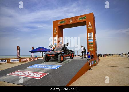 204 PETERHANSEL Stephane (Fra), BOULANGER Edouard (Fra), Team Audi Sport, Audi RS Q e-tron E2, Auto, Action während der Starting Podium Ceremony of the Dakar 2023, am 31. Dezember 2022 in der Nähe von Yanbu, Saudi-Arabien - Foto: Gigi Soldano /DPPI/LiveMedia Stockfoto