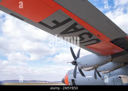 EIN US-AMERIKANISCHER Air Force C-130J Super-Hercules-Flugzeug, zugewiesen zur 41. Airlift-Geschwader, bereitet sich auf einen Flug auf der Rosecrans Air National Guard Base in St. Joseph, Missouri, 3. November 2022. Die Flugbesatzung nahm am Ausbildungszentrum für Advanced Airlift Tactics Training Center Teil, der Flugbesatzungslehrgang Advanced Tactics, in dem Flugbesatzungen in einer Trainingsumgebung Verteidigungsstrategien erlernen und anwenden können. Seit 1983 bietet die AATTC fortgeschrittene taktische Schulungen für Flugbesatzungen von Air National Guard, Air Force Reserve Command, Air Mobility Command, USA Marinekorps und 17 alliierte Nationen. (USA Air Nationa Stockfoto