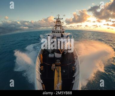 Coast Guard Cutter Pablo Valent (WPC-1148) Transit von Key West, Florida, nach Hurrikan Ian Vermeidung am 30. September 2022. Der Pablo Valent, ein 154 Meter hohes Schiff der Sentinel-Klasse, wird in der Coast Guard Sector St. heimtransportiert Petersburg, Florida. (USA Küstenwache Foto von Petty Officer 1. Class Logan Kellogg) Stockfoto