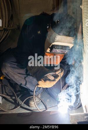 221116-N-CJ603-1160 NORFOLK (16. Nov. 2022) – Hull Maintenance Technician 3. Class Jeremy Noriega schweißt ein Aluminiumstück in der hinteren Grube an Bord des Amphibienschiffs USS Wasp (LHD 1), 16. Nov. 2022. HTS ist für das Schmieden und Reparieren von Metallstrukturen und -Oberflächen auf Schiffen verantwortlich. (USA Marinebild von Mass Communication Specialist 3. Class Amber Speer) Stockfoto