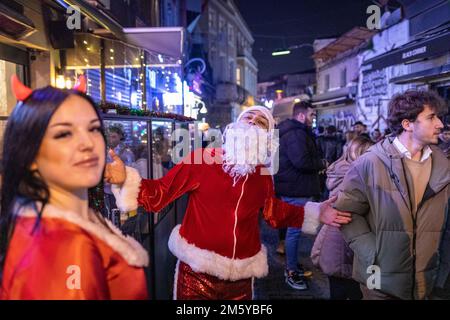 Istanbul, Türkei. 31. Dezember 2022: Ein Mann, der als Weihnachtsmann verkleidet ist, posiert am 31. Dezember 2022 auf der Straße auf dem Besiktas-Basar in Istanbul, Turkiye. Bürger und Touristen, die das neue Jahr an wichtigen Punkten der Stadt begrüßen wollten, versammelten sich auf den Plätzen und Straßen. (Kreditbild: © Tolga Ildun/ZUMA Press Wire) Kredit: ZUMA Press, Inc./Alamy Live News Stockfoto