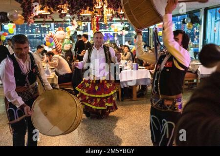 Istanbul, Türkei. 31. Dezember 2022: Ein männlicher Tänzer in traditioneller Kleidung tritt am 31. Dezember 2022 bei einer Unterhaltung auf der Galata-Brücke in Istanbul, Turkiye, auf. Bürger und Touristen, die das neue Jahr an wichtigen Punkten der Stadt begrüßen wollten, versammelten sich auf den Plätzen und Straßen. (Kreditbild: © Tolga Ildun/ZUMA Press Wire) Kredit: ZUMA Press, Inc./Alamy Live News Stockfoto