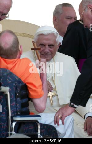 Rom, Italien. 01. Januar 2023. ROM, Italien - 31.12.2022: (ARCHIVBILD) Joseph Ratzinger, Papst Benedikt XVI. Während des Publikums in Vaitcano in Rom. Papst Benedikt XVI. Starb am 31. Dezember 2022 um 9,35 Uhr am Hook Ecclesiae im Vatikan. Nachfolger von Papst Johannes Paul II. Vom 19. April 2005 bis 28. Februar 2013. Kredit: Unabhängige Fotoagentur/Alamy Live News Stockfoto