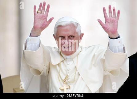 Rom, Italien. 01. Januar 2023. ROM, Italien - 31.12.2022: (ARCHIVBILD) Joseph Ratzinger, Papst Benedikt XVI. Während des Publikums in Vaitcano in Rom. Papst Benedikt XVI. Starb am 31. Dezember 2022 um 9,35 Uhr am Hook Ecclesiae im Vatikan. Nachfolger von Papst Johannes Paul II. Vom 19. April 2005 bis 28. Februar 2013. Kredit: Unabhängige Fotoagentur/Alamy Live News Stockfoto