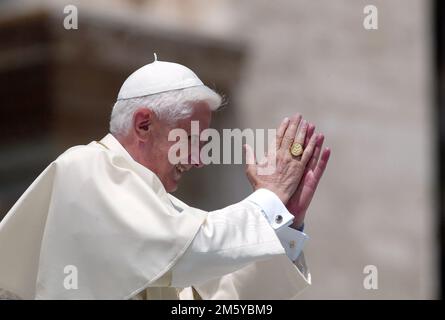Rom, Italien. 01. Januar 2023. ROM, Italien - 31.12.2022: (ARCHIVBILD) Joseph Ratzinger, Papst Benedikt XVI. Während des Publikums in Vaitcano in Rom. Papst Benedikt XVI. Starb am 31. Dezember 2022 um 9,35 Uhr am Hook Ecclesiae im Vatikan. Nachfolger von Papst Johannes Paul II. Vom 19. April 2005 bis 28. Februar 2013. Kredit: Unabhängige Fotoagentur/Alamy Live News Stockfoto