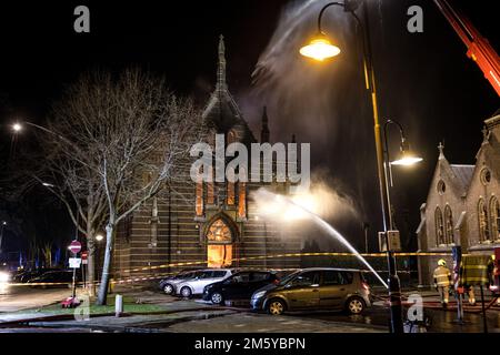 Veghel, Niederlande. 1. Januar 2023 VEGHEL - Feuerwehr bei einem Großbrand in der Kirche Sint-Lambertus. Die Brandursache ist noch nicht bekannt. ANP ROB ENGELAAR netherlands Out - belgium Out Credit: ANP/Alamy Live News Stockfoto