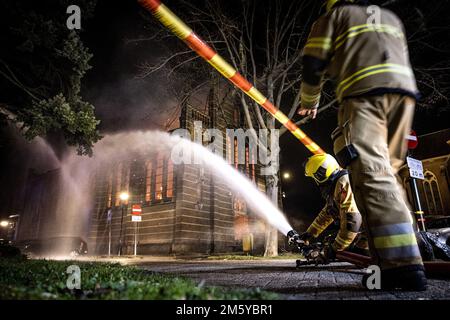 Veghel, Niederlande. 1. Januar 2023 VEGHEL - Feuerwehr bei einem Großbrand in der Kirche Sint-Lambertus. Die Brandursache ist noch nicht bekannt. ANP ROB ENGELAAR netherlands Out - belgium Out Credit: ANP/Alamy Live News Stockfoto