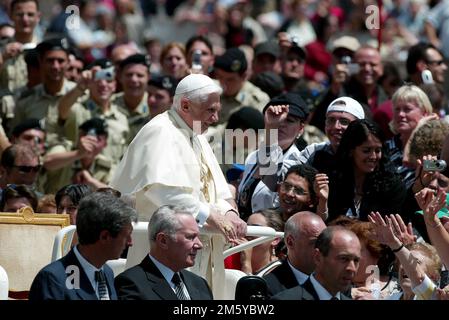 Rom, Italien. 01. Januar 2023. ROM, Italien - 31.12.2022: (ARCHIVBILD) Joseph Ratzinger, Papst Benedikt XVI. Während des Publikums in Vaitcano in Rom. Papst Benedikt XVI. Starb am 31. Dezember 2022 um 9,35 Uhr am Hook Ecclesiae im Vatikan. Nachfolger von Papst Johannes Paul II. Vom 19. April 2005 bis 28. Februar 2013. Kredit: Unabhängige Fotoagentur/Alamy Live News Stockfoto