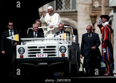 Rom, Italien. 01. Januar 2023. ROM, Italien - 31.12.2022: (ARCHIVBILD) Joseph Ratzinger, Papst Benedikt XVI. Während des Publikums in Vaitcano in Rom. Papst Benedikt XVI. Starb am 31. Dezember 2022 um 9,35 Uhr am Hook Ecclesiae im Vatikan. Nachfolger von Papst Johannes Paul II. Vom 19. April 2005 bis 28. Februar 2013. Kredit: Unabhängige Fotoagentur/Alamy Live News Stockfoto