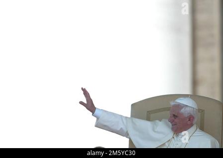 Rom, Italien. 01. Januar 2023. ROM, Italien - 31.12.2022: (ARCHIVBILD) Joseph Ratzinger, Papst Benedikt XVI. Während des Publikums in Vaitcano in Rom. Papst Benedikt XVI. Starb am 31. Dezember 2022 um 9,35 Uhr am Hook Ecclesiae im Vatikan. Nachfolger von Papst Johannes Paul II. Vom 19. April 2005 bis 28. Februar 2013. Kredit: Unabhängige Fotoagentur/Alamy Live News Stockfoto