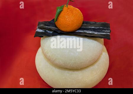 Kagami mochi Reiskuchen japanische Neujahrsdekoration H Stockfoto