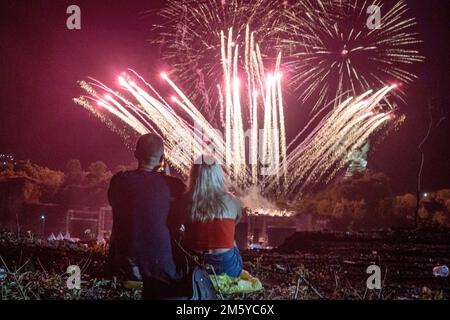 Bali, Indonesien. 31. Dezember 2022. Während der Silvesterfeier im Garuda Wisnu Kencana Cultural Park in Bali, Indonesien, am 31. Dezember 2022 sehen Besucher das Feuerwerk. Kredit: Dicky Bisinglasi/Xinhua/Alamy Live News Stockfoto