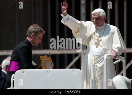 Rom, Italien. 01. Januar 2023. ROM, Italien - 31.12.2022: (ARCHIVBILD) Joseph Ratzinger, Papst Benedikt XVI. Während des Publikums in Vaitcano in Rom. Papst Benedikt XVI. Starb am 31. Dezember 2022 um 9,35 Uhr am Hook Ecclesiae im Vatikan. Nachfolger von Papst Johannes Paul II. Vom 19. April 2005 bis 28. Februar 2013. Kredit: Unabhängige Fotoagentur/Alamy Live News Stockfoto