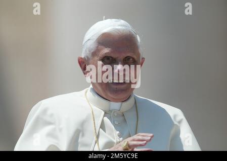 Rom, Italien. 01. Januar 2023. ROM, Italien - 31.12.2022: (ARCHIVBILD) Joseph Ratzinger, Papst Benedikt XVI. Während des Publikums in Vaitcano in Rom. Papst Benedikt XVI. Starb am 31. Dezember 2022 um 9,35 Uhr am Hook Ecclesiae im Vatikan. Nachfolger von Papst Johannes Paul II. Vom 19. April 2005 bis 28. Februar 2013. Kredit: Unabhängige Fotoagentur/Alamy Live News Stockfoto