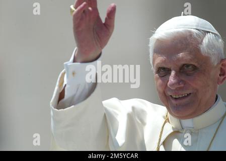 Rom, Italien. 01. Januar 2023. ROM, Italien - 31.12.2022: (ARCHIVBILD) Joseph Ratzinger, Papst Benedikt XVI. Während des Publikums in Vaitcano in Rom. Papst Benedikt XVI. Starb am 31. Dezember 2022 um 9,35 Uhr am Hook Ecclesiae im Vatikan. Nachfolger von Papst Johannes Paul II. Vom 19. April 2005 bis 28. Februar 2013. Kredit: Unabhängige Fotoagentur/Alamy Live News Stockfoto