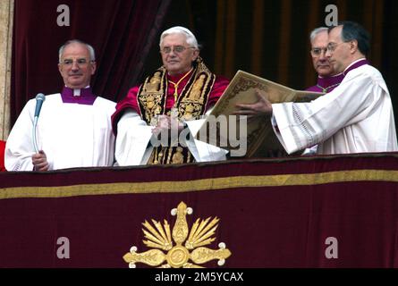 Rom, Italien. 01. Januar 2023. ROM, Italien - 31.12.2022: (ARCHIVBILD) Joseph Ratzinger, Papst Benedikt XVI. Während der Wahl in Vaitcano in Rom. Papst Benedikt XVI. Starb am 31. Dezember 2022 um 9,35 Uhr am Hook Ecclesiae im Vatikan. Nachfolger von Papst Johannes Paul II. Vom 19. April 2005 bis 28. Februar 2013. Kredit: Unabhängige Fotoagentur/Alamy Live News Stockfoto