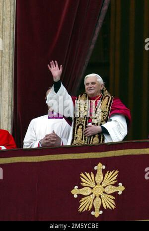 Rom, Italien. 01. Januar 2023. ROM, Italien - 31.12.2022: (ARCHIVBILD) Joseph Ratzinger, Papst Benedikt XVI. Während der Wahl in Vaitcano in Rom. Papst Benedikt XVI. Starb am 31. Dezember 2022 um 9,35 Uhr am Hook Ecclesiae im Vatikan. Nachfolger von Papst Johannes Paul II. Vom 19. April 2005 bis 28. Februar 2013. Kredit: Unabhängige Fotoagentur/Alamy Live News Stockfoto