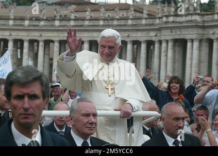 Rom, Italien. 01. Januar 2023. ROM, Italien - 31.12.2022: (ARCHIVBILD) Joseph Ratzinger, Papst Benedikt XVI. Während des Publikums in Vaitcano in Rom. Papst Benedikt XVI. Starb am 31. Dezember 2022 um 9,35 Uhr am Hook Ecclesiae im Vatikan. Nachfolger von Papst Johannes Paul II. Vom 19. April 2005 bis 28. Februar 2013. Kredit: Unabhängige Fotoagentur/Alamy Live News Stockfoto