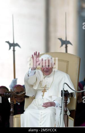 Rom, Italien. 01. Januar 2023. ROM, Italien - 31.12.2022: (ARCHIVBILD) Joseph Ratzinger, Papst Benedikt XVI. Während des Publikums in Vaitcano in Rom. Papst Benedikt XVI. Starb am 31. Dezember 2022 um 9,35 Uhr am Hook Ecclesiae im Vatikan. Nachfolger von Papst Johannes Paul II. Vom 19. April 2005 bis 28. Februar 2013. Kredit: Unabhängige Fotoagentur/Alamy Live News Stockfoto