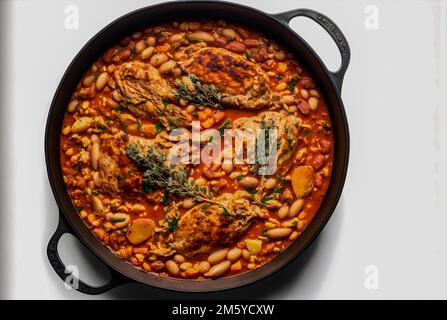 Klassisches Cassoulet mit Bohnen, Fleisch und knusprigen Brotkrumen Stockfoto