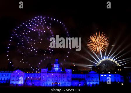 Drohnen, die die Form ihrer verstorbenen Majestät Königin Elizabeth II. Bilden, erhellen den Himmel über der Horse Guards Parade im Zentrum von London während der Neujahrsfeier. Foto: Sonntag, 1. Januar 2023. Stockfoto