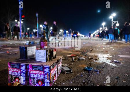 Berlin, Deutschland. 01. Januar 2023. Verbranntes Feuerwerk liegt auf der Straße vom 17. Juni in der Nähe des Brandenburger Tors. Kredit: Christophe Gateau/dpa/Alamy Live News Stockfoto