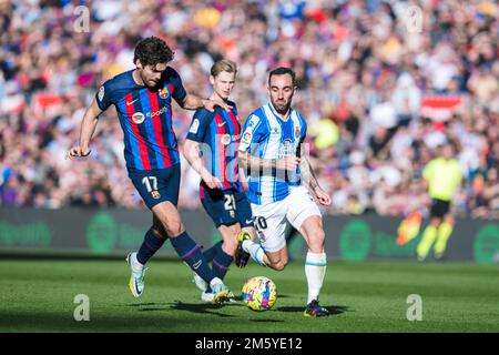 Barcelona, Spanien. 31. Dezember 2022. Marcos Alonso (L) aus Barcelona spielt mit Sergi Darder von Espanyol bei einem spanischen Fußballspiel in La Liga am 31. Dezember 2022 in Barcelona, Spanien. Kredit: Joan Gosa/Xinhua/Alamy Live News Stockfoto