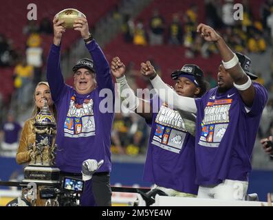 Glendale, Usa. 31. Dezember 2022. Cheftrainer Sonny Dykes (L) hebt die Trophäe, während er mit den Co-Captains Dee Winters (C) und Quentin Johnston feiert, nachdem die Texas Christian University (TCU) Michigan 51-45 beim CFP Semifinal VRBO Fiesta Bowl im State Farm Stadium in Glendale, Arizona, am Samstag, den 31. Dezember 2022 besiegte. Foto von Bob Strong/UPI Credit: UPI/Alamy Live News Stockfoto