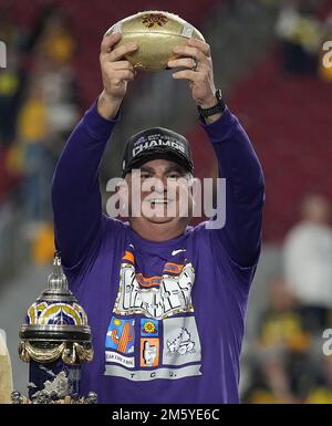 Glendale, Usa. 31. Dezember 2022. TCU-Cheftrainer Sonny Dykes hebt die Trophäe auf, nachdem TCU Michigan 51-45 beim CFP Semifinal VRBO Fiesta Bowl im State Farm Stadium in Glendale, Arizona, am Samstag, den 31. Dezember 2022 besiegte. Foto von Bob Strong/UPI Credit: UPI/Alamy Live News Stockfoto