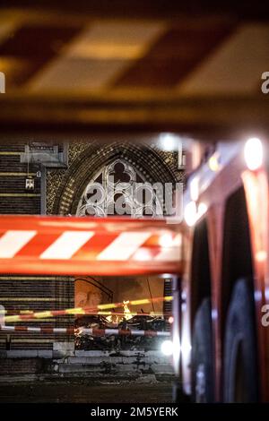 Veghel, Niederlande. 1. Januar 2023 VEGHEL - Feuerwehr bei einem Großbrand in der Kirche Sint-Lambertus. Die Brandursache ist noch nicht bekannt. ANP ROB ENGELAAR netherlands Out - belgium Out Credit: ANP/Alamy Live News Stockfoto