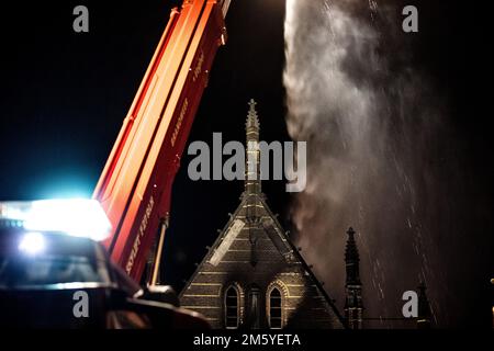 Veghel, Niederlande. 1. Januar 2023 VEGHEL - Feuerwehr bei einem Großbrand in der Kirche Sint-Lambertus. Die Brandursache ist noch nicht bekannt. ANP ROB ENGELAAR netherlands Out - belgium Out Credit: ANP/Alamy Live News Stockfoto