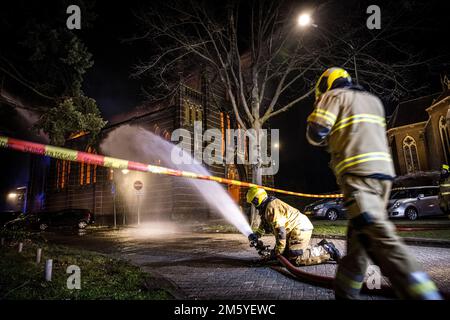 Veghel, Niederlande. 1. Januar 2023 VEGHEL - Feuerwehr bei einem Großbrand in der Kirche Sint-Lambertus. Die Brandursache ist noch nicht bekannt. ANP ROB ENGELAAR netherlands Out - belgium Out Credit: ANP/Alamy Live News Stockfoto