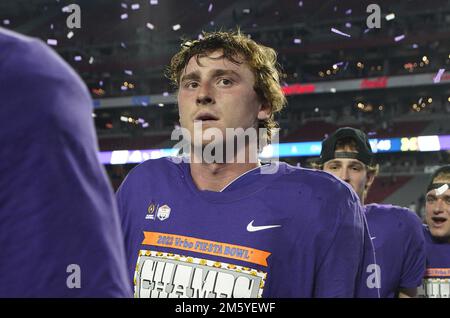 Glendale, Usa. 31. Dezember 2022. Der TCU-Quarterback Max Duggan verlässt das Spielfeld, nachdem TCU Michigan 51-45 beim CFP Semifinal VRBO Fiesta Bowl im State Farm Stadium in Glendale, Arizona, am Samstag, den 31. Dezember 2022 besiegte. Foto von Bob Strong/UPI Credit: UPI/Alamy Live News Stockfoto