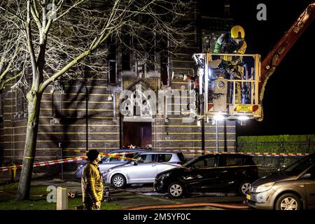 Veghel, Niederlande. 1. Januar 2023 VEGHEL - Feuerwehr bei einem Großbrand in der Kirche Sint-Lambertus. Die Brandursache ist noch nicht bekannt. ANP ROB ENGELAAR netherlands Out - belgium Out Credit: ANP/Alamy Live News Stockfoto