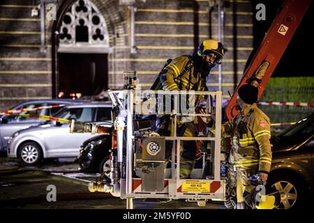 Veghel, Niederlande. 1. Januar 2023 VEGHEL - Feuerwehr bei einem Großbrand in der Kirche Sint-Lambertus. Die Brandursache ist noch nicht bekannt. ANP ROB ENGELAAR netherlands Out - belgium Out Credit: ANP/Alamy Live News Stockfoto