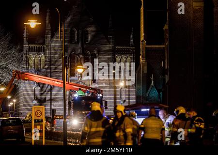 Veghel, Niederlande. 1. Januar 2023 VEGHEL - Feuerwehr bei einem Großbrand in der Kirche Sint-Lambertus. Die Brandursache ist noch nicht bekannt. ANP ROB ENGELAAR netherlands Out - belgium Out Credit: ANP/Alamy Live News Stockfoto