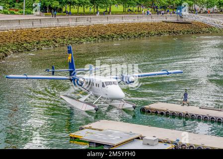 Vancouver, BC - 17. Juli 2022: Ein Twin Otter de Havilland Harbour Air-Wasserflugzeug kommt zum Anlegen im Coal Harbour in Vancouver, British Columbia, Kanada Stockfoto