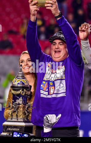 Glendale, Arizona, USA. 31. Dezember 2022. Glendale, Arizona, USA. 31. Dezember 2022. ESPN Sideline Reporterin Molly McGrath mit TCU Horned Frogs Cheftrainer Sonny Dykes mit der Championship Trophy nach dem Halbfinale des Fiesta Bowl College Football-Playoff-Spiels zwischen den TCU Horned Frogs und den Michigan Wolverines während des VRBO Fiesta Bowl am 31. Dezember 2022 in Glendale, Arizona.obligatorischer Fotokredit: Louis Lopez/CSM/Alamy Live News Kredit: CAL Sport Media/Alamy Live News Stockfoto