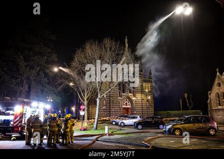 Veghel, Niederlande. 1. Januar 2023 VEGHEL - Feuerwehr bei einem Großbrand in der Kirche Sint-Lambertus. Die Brandursache ist noch nicht bekannt. ANP ROB ENGELAAR netherlands Out - belgium Out Credit: ANP/Alamy Live News Stockfoto