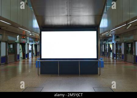 Leere Plakatwand in der U-Bahn oder U-Bahn-Station, nützlich für Werbung. Stockfoto