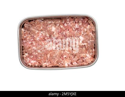 Isoliertes Hackfleisch oder Schweinefleisch in einem Edelstahlbehälter auf weißem Hintergrund, über der Ansicht. Stockfoto