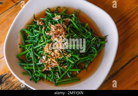 Gebratene Phak Kut oder Paco Farn mit Knoblauch und Austernsauce. Das gesunde Gemüse Menü von Thailands traditionellem Essen, Top View Image Food on Stockfoto