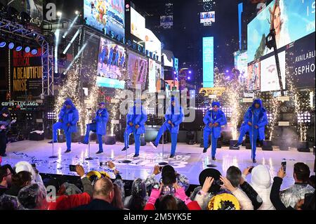 New York, USA. 31. Dezember 2022. Die R&B-Musikgruppe New Edition tritt am 31. Dezember 2022 auf der 2023 Times Square Silvester-Feier in New York auf. (Foto: Anthony Behar/Sipa USA) Guthaben: SIPA USA/Alamy Live News Stockfoto