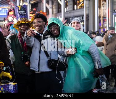 New York, United Erklärt. 31. Dezember 2022. Am Samstag, den 31. Dezember 2022, feiern die Menschen Silvester am Times Square in New York City. Foto: Gabriele Holtermann/UPI Credit: UPI/Alamy Live News Stockfoto