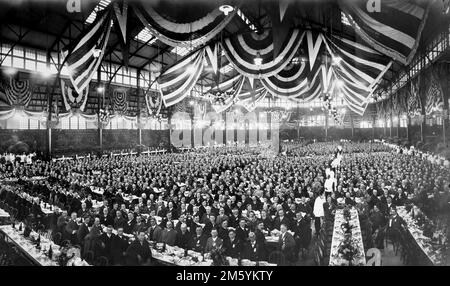 Die Ancient Accepted Scottish Rite versammelt sich 1915 für ihr Golden Jubilee Bankett im Indianapolis Collesium. Stockfoto