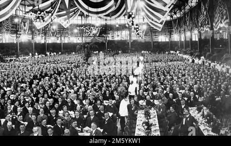 Die Ancient Accepted Scottish Rite versammelt sich 1915 für ihr Golden Jubilee Bankett im Indianapolis Collesium. Stockfoto