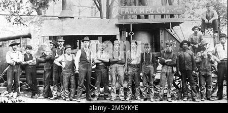 Zur Wende des Porträts der Arbeiter der Falk Manufacturing Co in Milwaukee, Wisconsin, Kalifornien, aus dem 20. Jahrhundert. 1900. Stockfoto