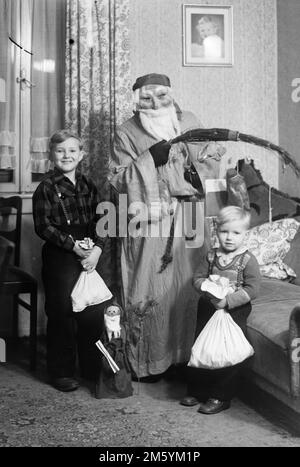 Zwei junge deutsche Jungs feiern Weihnachten, ca. 1949. Stockfoto